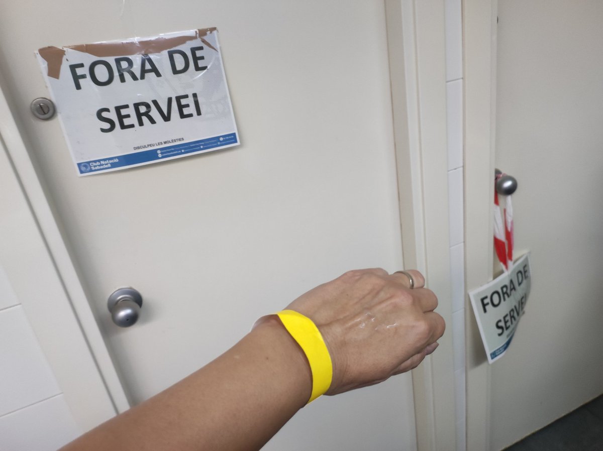 MagdaBuchaca's tweet photo. @CN_Sabadell Amb els diners que ens heu cobrat per veure nedar els nostres fills/es podríeu reparar els WCs, no? https://t.co/mShGwubOIn