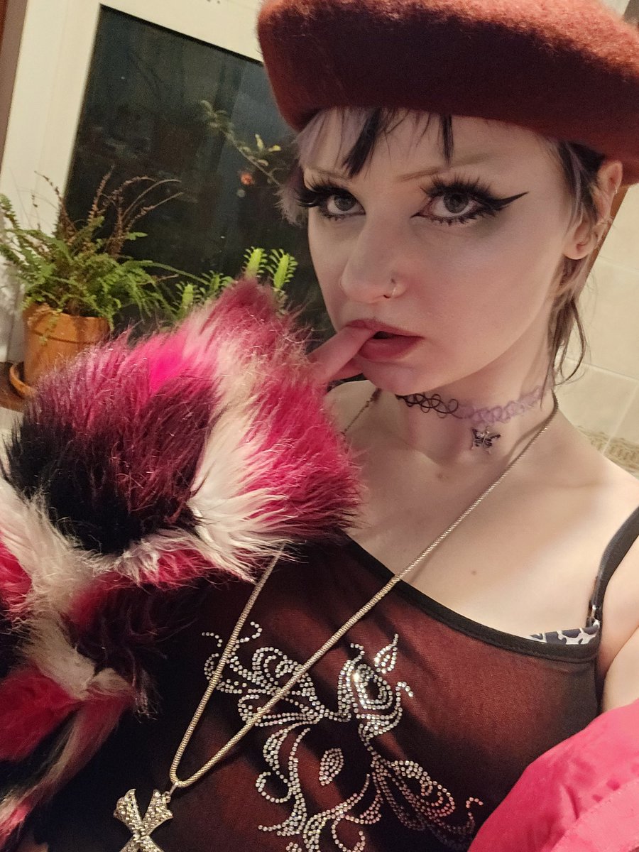 Alurainfear's tweet photo. Hey bitches https://t.co/ykKK6LQGZA