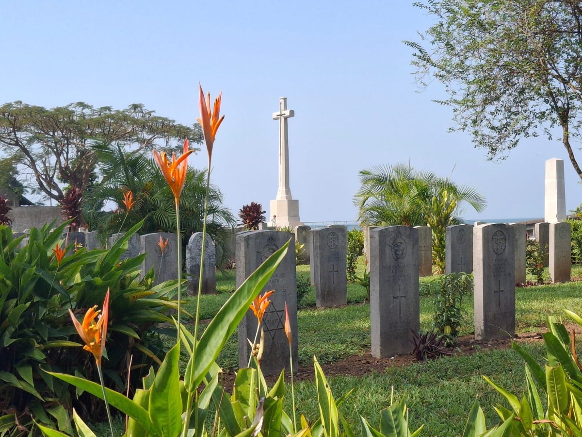 Simon Fletcher (@sijfletch) on Twitter photo .<a href="/CWGC/">Commonwealth War Graves</a> The majestic Freetown King Tom Cemetery, Sierra Leone & the new team. .<a href="/CWGC/">Commonwealth War Graves</a> The majestic Freetown King Tom Cemetery, Sierra Leone & the new team.