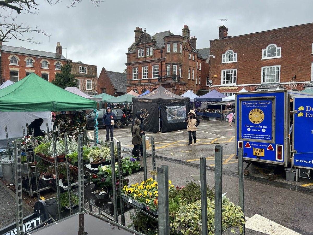 It might be raining ☔️ but the #December #Christmas #Winslow Farmers’ Market is in full flow! 

#Buckinghamshire <a href="/WinslowFarmersM/">WinslowFarmersMarket</a>