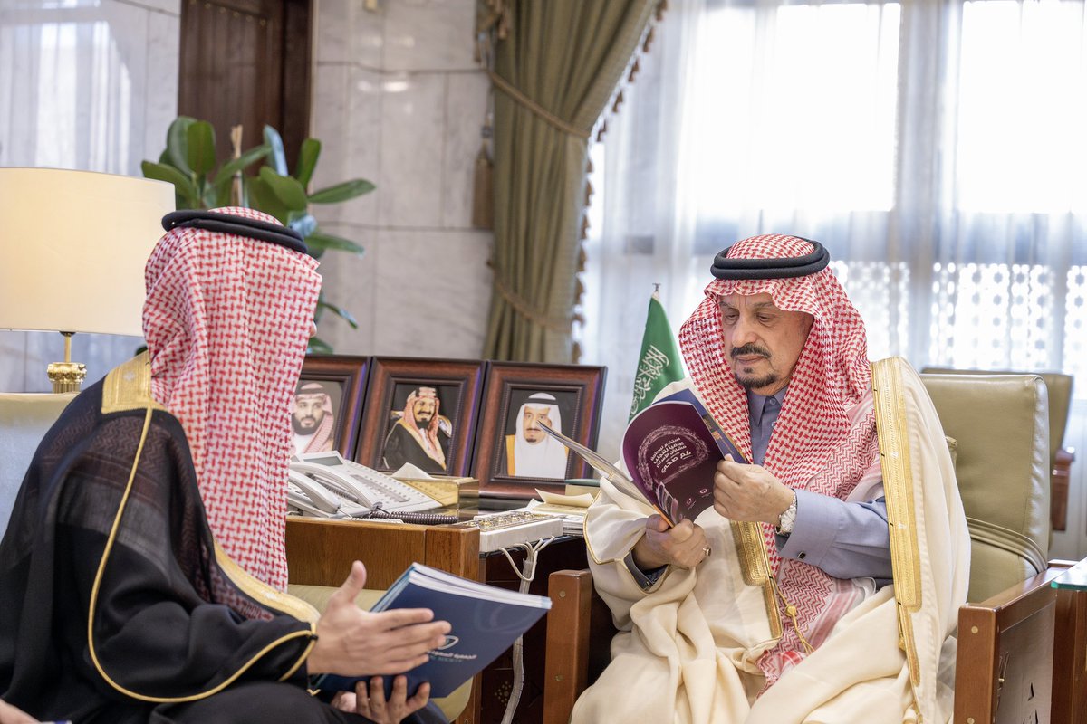 emara_alriyadh's tweet photo. سمو أمير منطقة #الرياض يطّلع على جهود ونشاطات الجمعية السعودية لطب الأسنان.
https://t.co/xJmwt2fnyU

#إمارة_الرياض https://t.co/Fmv2LGuoT5