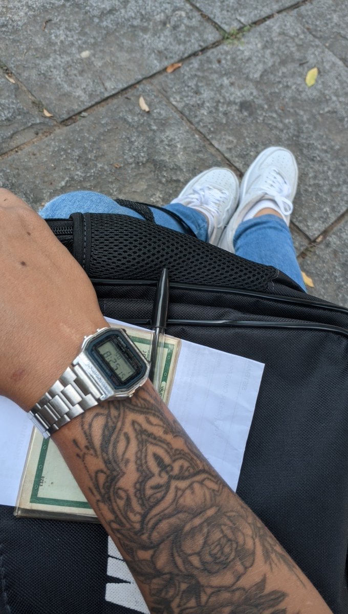 joicesylva0's tweet photo. Essa mania de sair por ai num domingo com um RG, com algumas canetas e um sonho ainda vai te levar muito longe. Acredite ✨❤️ https://t.co/L5duxXp9tl