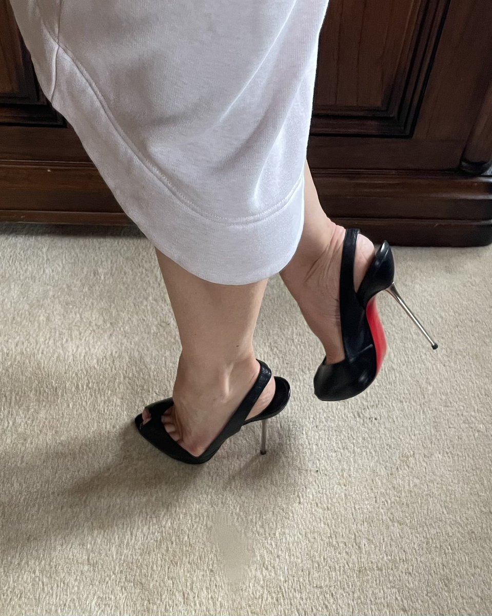 Just trotting around in my dressing gown and heels 😆😆