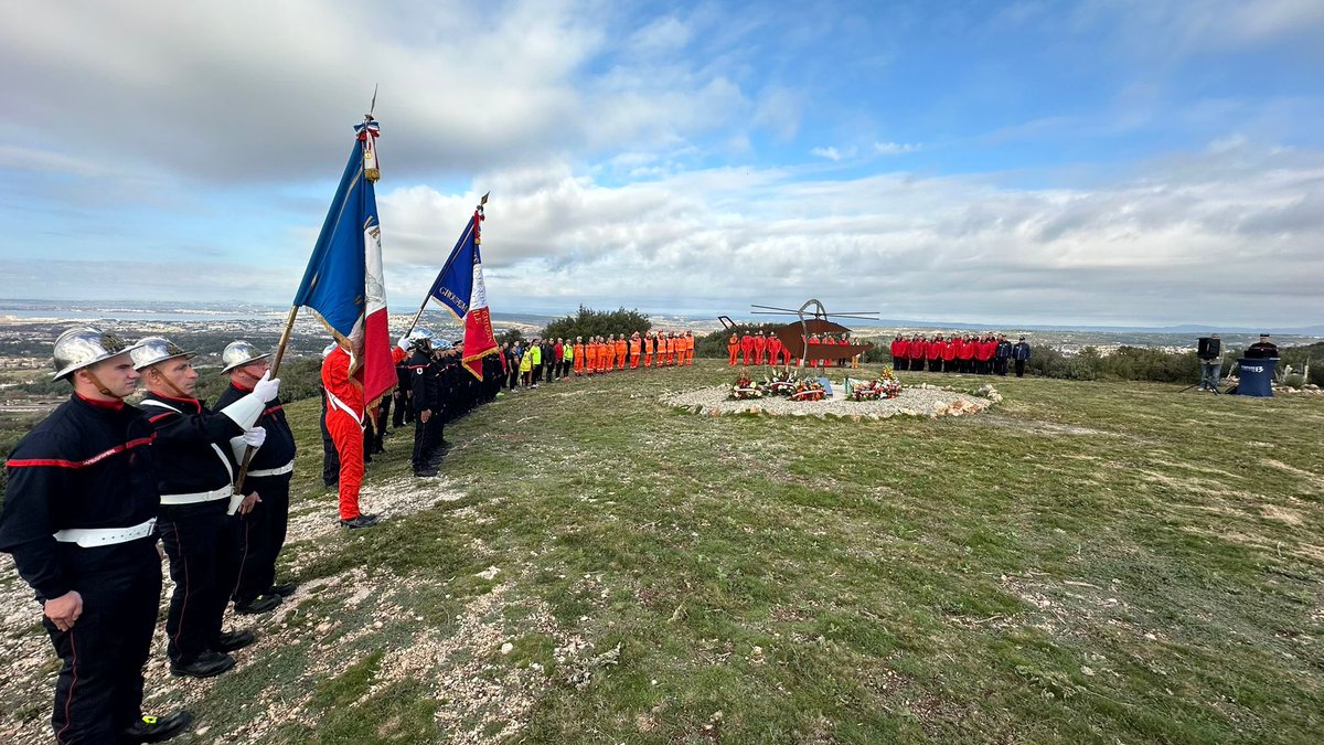 #Hommage

Aujourd'hui, lors d’une cérémonie organisée au cœur du massif de la Nerthe, les #Pompiers13 ont honoré la mémoire de l’adjudant Norbert Savornin.

Âgé de 44 ans, il nous a quittés en service commandé, il y a 5 ans. 🕊️