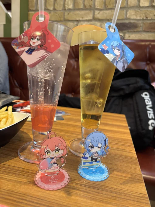 しらけんコラボ行ってきた! いくつか品切れあったけどランダム含めてアクスタ2個無事回収! コラボメニュー全部ちゃんと美味しくて好 ^ 〜