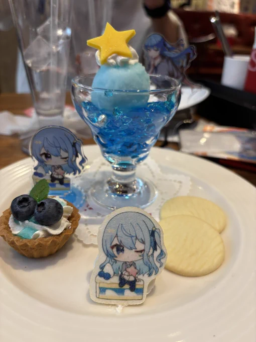 しらけんコラボ行ってきた! いくつか品切れあったけどランダム含めてアクスタ2個無事回収! コラボメニュー全部ちゃんと美味しくて好 ^ 〜