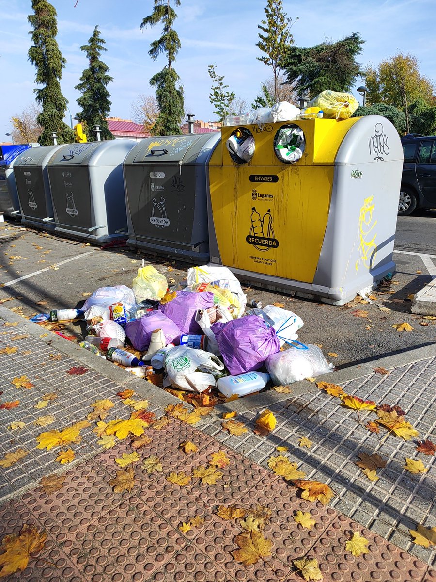 yrenehg's tweet photo. @AytoLeganes. Sin palabras. Avenida de Europa 45. una de las calles de Zarzaquemada que más IBI paga. https://t.co/D0rc5Zpwq3
