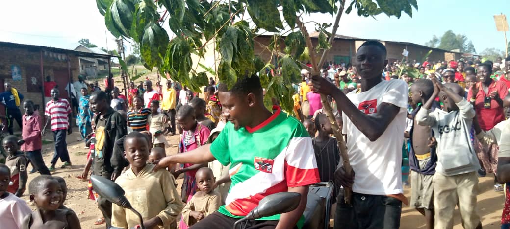 Nawe uzogamburukira indongozi ngo tuze turatonda mu namashingiro umusumwe mu ndwi twiga kurivyo bibazo vya polique,vy'umutekano,vy'indero y'abana,no kwigisha abatavyumva bari munamashingiro nka kurya kwo mu mibano ya ecclesia?jewe nafashe ntawuzontangayo na rapport nzoba  ndimwo