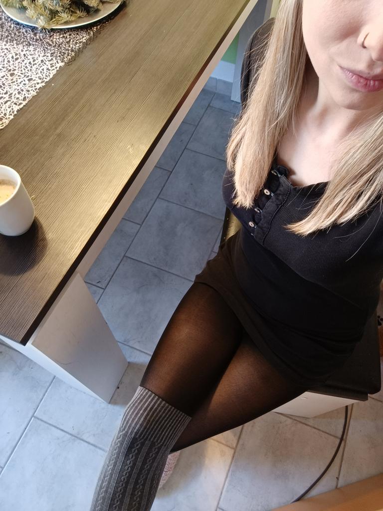 Juliet184413's tweet photo. Sonntagsmodus, wer spendiert mir einen kaffee 😏
@Feetcentral13 @feetpuppy90 @rt_feet @ https://t.co/LvmnlDE1w0