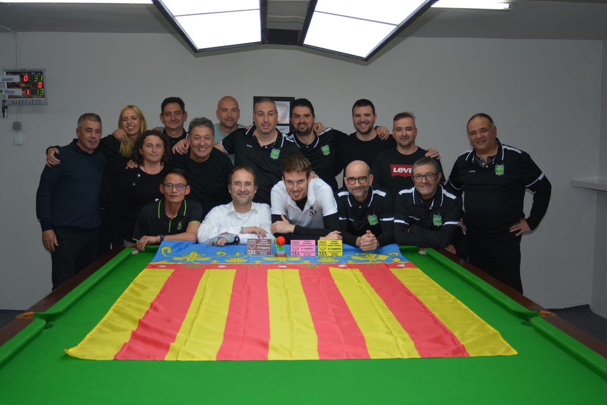 Snookerzaragoza's tweet photo. Fantástico día ayer, compañerismo, familia, amistad, buena gente, snooker… sólo se puede agradecer a los más de 50 asistentes venidos de varios lugares del país, disputar más de 90 partidos, para ayudar en la reconstrucción de nuestros amigos del Club de Snooker Valencia. https://t.co/5sZQfJ0E5e