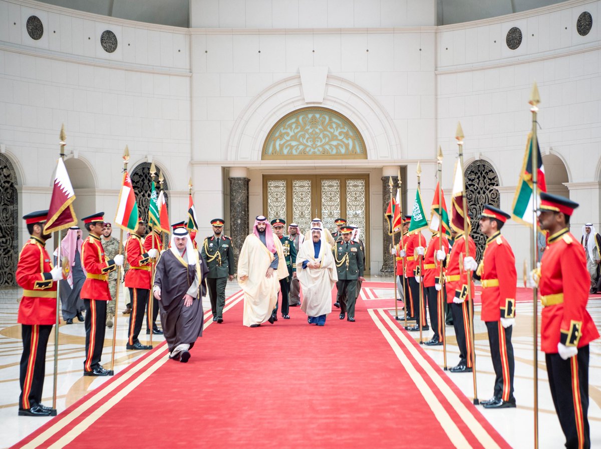 arabnews's tweet image. #PICTURES: Saudi Arabia’s Crown Prince Mohammed bin Salman being received by Kuwait Emir Sheikh Meshal Al-Ahmad Al-Jaber Al-Sabah upon his arrival for the 45th GCC Summit. #GCC45  arab.news/vvce6