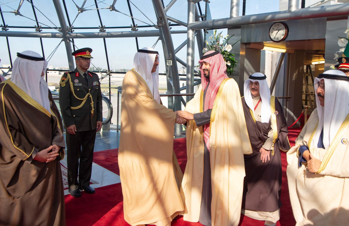 arabnews's tweet image. #PICTURES: Saudi Arabia’s Crown Prince Mohammed bin Salman being received by Kuwait Emir Sheikh Meshal Al-Ahmad Al-Jaber Al-Sabah upon his arrival for the 45th GCC Summit. #GCC45  arab.news/vvce6