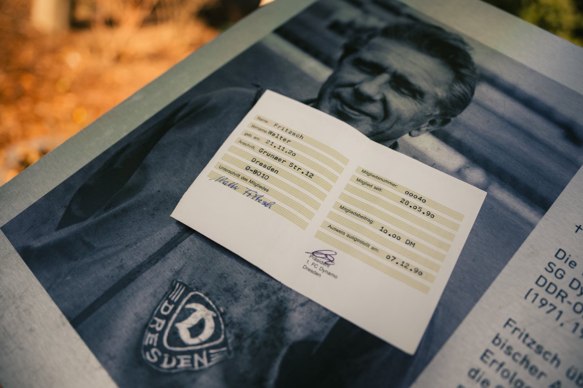 DynamoDresden's tweet photo. 9 Jahre lang stand Walter #Fritzsch als Übungsleiter an der Seitenlinie von Schwarz-Gelb, wurde 5-mal Meister &amp; 2-mal Pokalsieger, bestritt weiterhin 42 Europapokalpartien. Sein Mitgliedsausweis vom 7.12.1990 ist das „Dräumchen des Monats“.🪪👉https://t.co/RA58urnOdR #sgd1953 https://t.co/l2EQZN6zRq