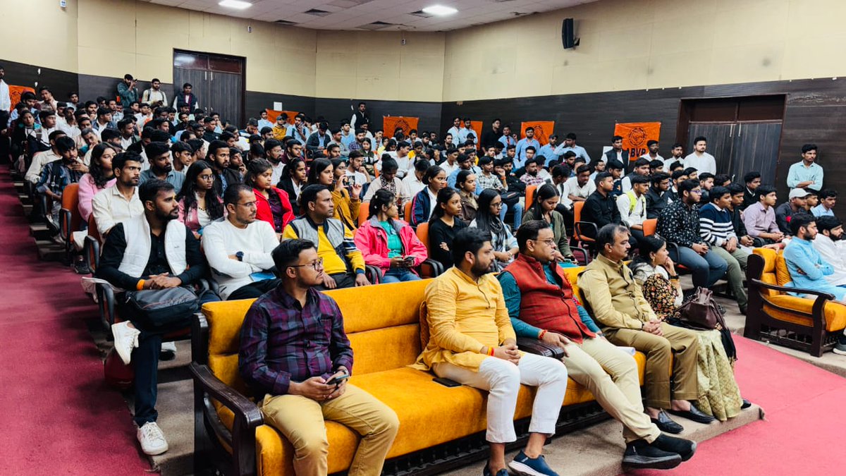 ABVPVoice's tweet photo. ब्रज प्रांत में अभाविप आगरा महानगर इकाई द्वारा 'छात्र सम्मेलन' का आयोजन किया गया जिसमें पश्चिम उत्तर प्रदेश क्षेत्र के क्षेत्रीय संगठन मंत्री श्री @iManojNikhra विशेष रूप से उपस्थित रहे। इस सम्मेलन में आगरा महानगर की नवीन कार्यकारिणी का भी गठन किया गया। https://t.co/ur06eTJ0rf