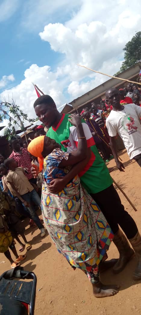 La courtoisie et la simplicité suffisent pour un leader, pas de vanité chez notre secrétaire communal du <a href="/CnddFdd/">CNDD-FDD</a> à @kirundocommune <a href="/TiteT52696/">Tite Habimana</a>.
Heureux les hommes humbles.