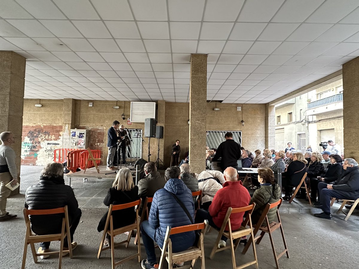 🗣️🎶Ha comptat amb la lectura i comentari de poemes del Ton Massanell per part de l’escriptor <a href="/JordiLlavina/">Jordi Llavina</a>, el cant de l’havanera El Penedès per <a href="/xatohavaneres/">Xató, grup d'havaneres</a> i una ballada de sardanes amb #Vilafranca Sardanista. Hi ha estat present l’alcalde <a href="/FRomeroGamarra/">FranCisco Romero Gamarra</a>.
#capitaldelvi
2/2