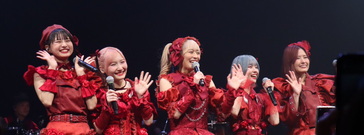 Marbostar's tweet photo. 九州女子翼2ndワンマン「RED STYLE」

とにかく最高でした！
生バンドはMerry、LOCKON、雷鳴、Starry、RED STYLEらへんが超かっこよかった！
バンドサウンドの曲は当然映えるし、心眼のように打ち込み系の曲は雰囲気が少し変わって新鮮だった。

新曲は可愛い系で嬉しい。
#九州女子翼 #VisualWing https://t.co/pOMhvKn8XF
