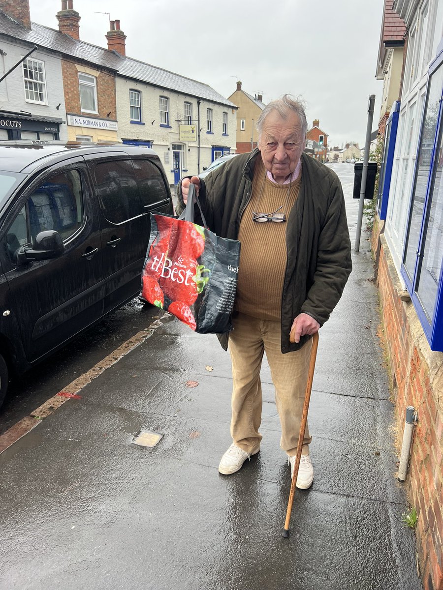 Cllr Sir <a href="/BillyStanier1/">Billy Stanier</a> did a bit of #Christmas shopping in the rain ☔️ at the #Winslow Farmers’ Market this morning before the Winslow <a href="/BucksCouncil/">Buckinghamshire Council</a> <a href="/Conservatives/">Conservatives</a> Councillors monthly surgery at the Winslow Town Council Office. <a href="/WinslowFarmersM/">WinslowFarmersMarket</a> 🎄 🎅 🎄 🎅