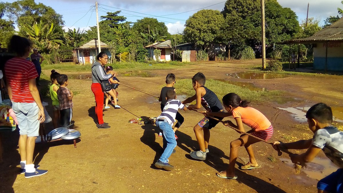 Mucha Alegría en la comunidad de Santa Paula en el municipio Venezuela #CiegodeAvila en una actividad   desarrollada con la participación de los factores del barrio, entidades, organismos del territorio y la AHS en la Cruzada siguiendo la Trocha.#GuerrerosDelAlba #Cuba