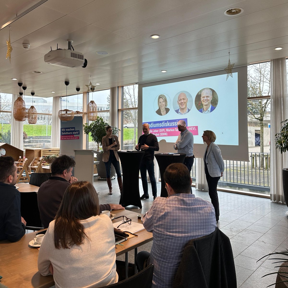 Podiumsdiskussion zum kantonalen #Energiegesetz am Energie-Parteitag der <a href="/fdp_solothurn/">FDP Kt. Solothurn</a>. Ich setze mich für das Gesetz ein, da es auf Anreize und Abbau von Hürden setzt, anstatt auf Verbote und Detailvorschriften.