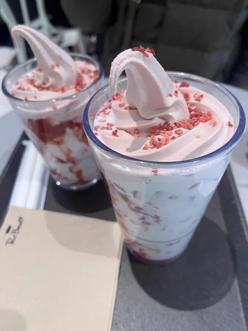 폴바셋 딸기 시작됐다는 소식에 호다닥 감너므 맛있어아이스크림이 진짜 짱 