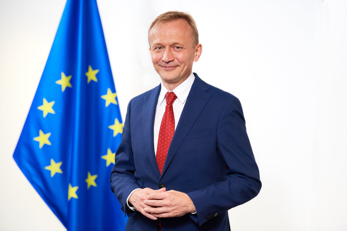 Komisja Europejska (@euinpl) on Twitter photo Dziś, 1 grudnia, w nowym składzie Komisji Europejskiej 🇪🇺 tekę obejmuje 🇵🇱 <a href="/Piotr_Serafin/">Piotr Serafin</a>. Portfolio komisarza obejmować będzie:
🔹budżet,
🔹zwalczanie nadużyć finansowych,
🔹administrację publiczną.
Składamy serdeczne gratulacje, życzymy sukcesów i cieszymy się na współpracę! Dziś, 1 grudnia, w nowym składzie Komisji Europejskiej 🇪🇺 tekę obejmuje 🇵🇱 <a href="/Piotr_Serafin/">Piotr Serafin</a>. Portfolio komisarza obejmować będzie:
🔹budżet,
🔹zwalczanie nadużyć finansowych,
🔹administrację publiczną.
Składamy serdeczne gratulacje, życzymy sukcesów i cieszymy się na współpracę!