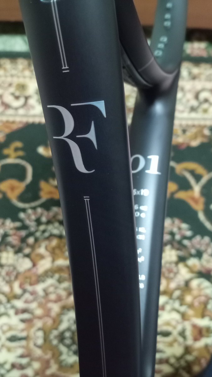 yuukiFP's tweet image. 様々な意見のあるテニスラケット、
フェデラーファンなら興味でそうなラケット
尖りまくり超攻撃型テニスラケット「RF01」
やばい！めっちゃかっこいい！^^
塗装が安っぽいって話ありましたが、これで？
ゴミついてないし、綺麗じゃないかな？
あと大切な問題、僕に使いこなせるのか(笑)
#RF01