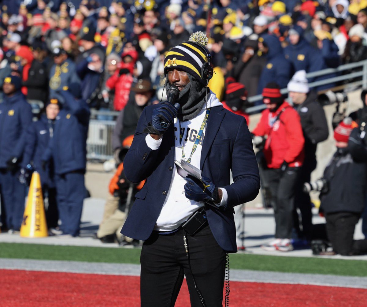 UMGoBlog's tweet image. Good morning, #GoBlue &amp;amp; shout out to one of yesterday’s MVPs 💙

Former Wolverine WR, 9 year NFL vet &amp;amp; current sideline reporter Jason Avant was the one who got the flag back after Jack Sawyer threw his tantrum. He put his hands on no one despite taking a few shots himself 〽️…