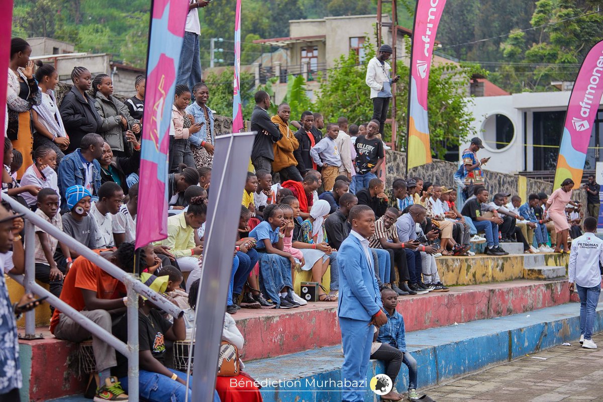 IsseSivamwanza's tweet photo. Le stade Paralympique accueille les activités du deuxième et dernier jour du festival @MusikaNaKipaji.
Au programme : concours d’éloquence, slam, musique, jeux virtuels, danse et DJ.
La journée s’annonce intense et pleine de surprises ! https://t.co/b1QJppeOnL