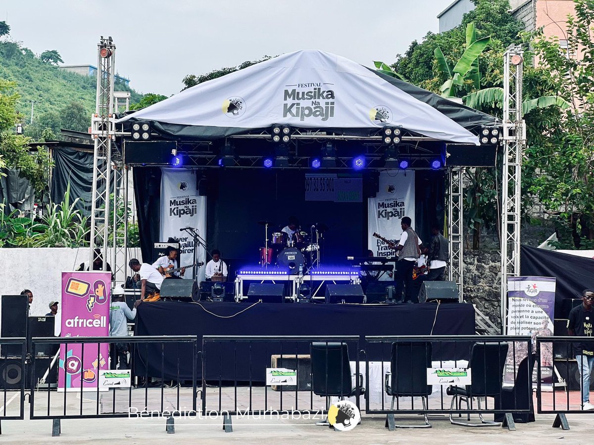 IsseSivamwanza's tweet photo. Le stade Paralympique accueille les activités du deuxième et dernier jour du festival @MusikaNaKipaji.
Au programme : concours d’éloquence, slam, musique, jeux virtuels, danse et DJ.
La journée s’annonce intense et pleine de surprises ! https://t.co/b1QJppeOnL