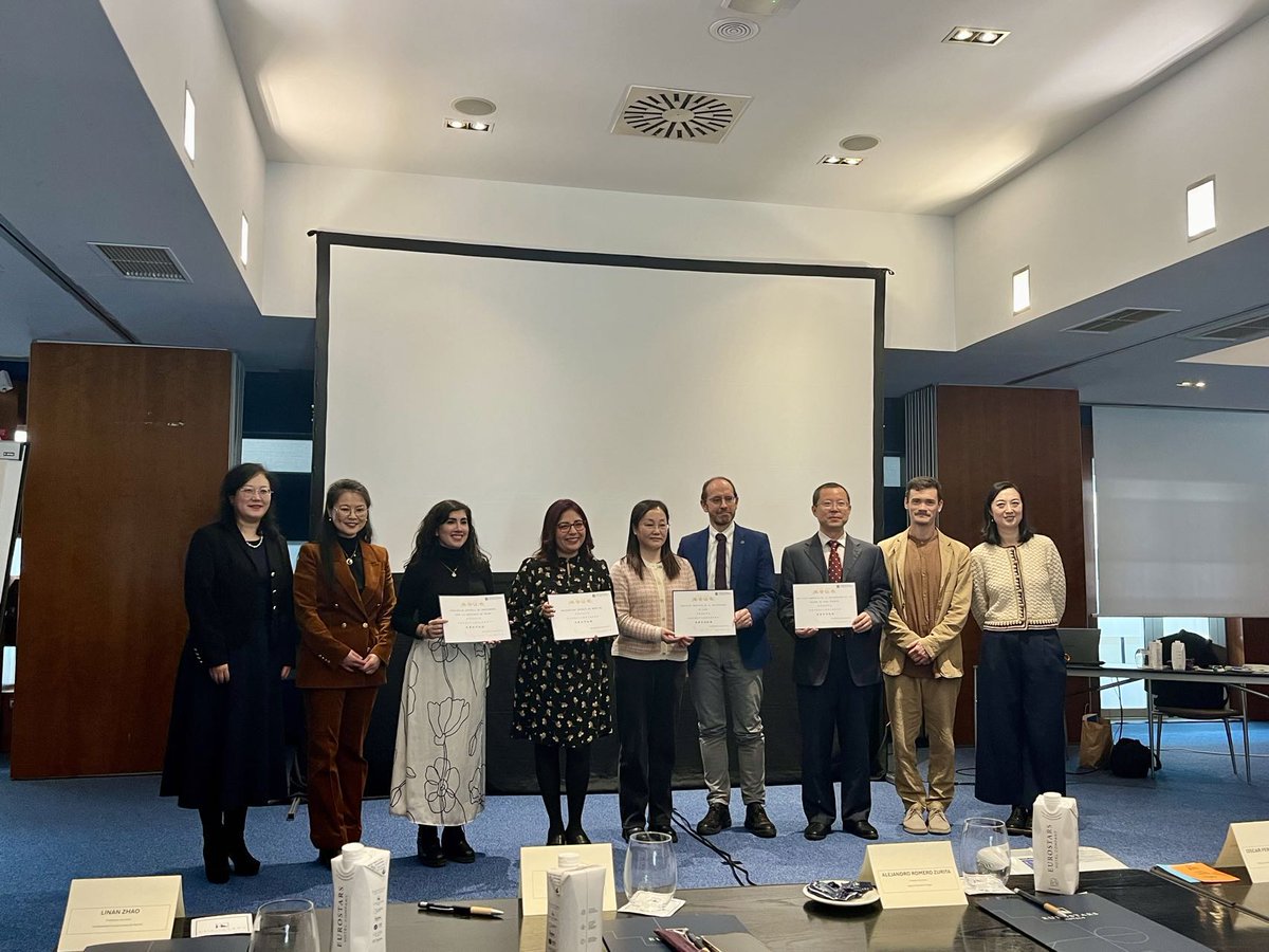 AEPEC_ChinoELE's tweet photo. Ayer AEPEC tuvo el honor de asistir al 20 aniversario del profesorado de chino voluntario en España, donde también tuvimos el honor de recibir un reconocimiento a nuestra labor. 😊 https://t.co/iIkQExadrF