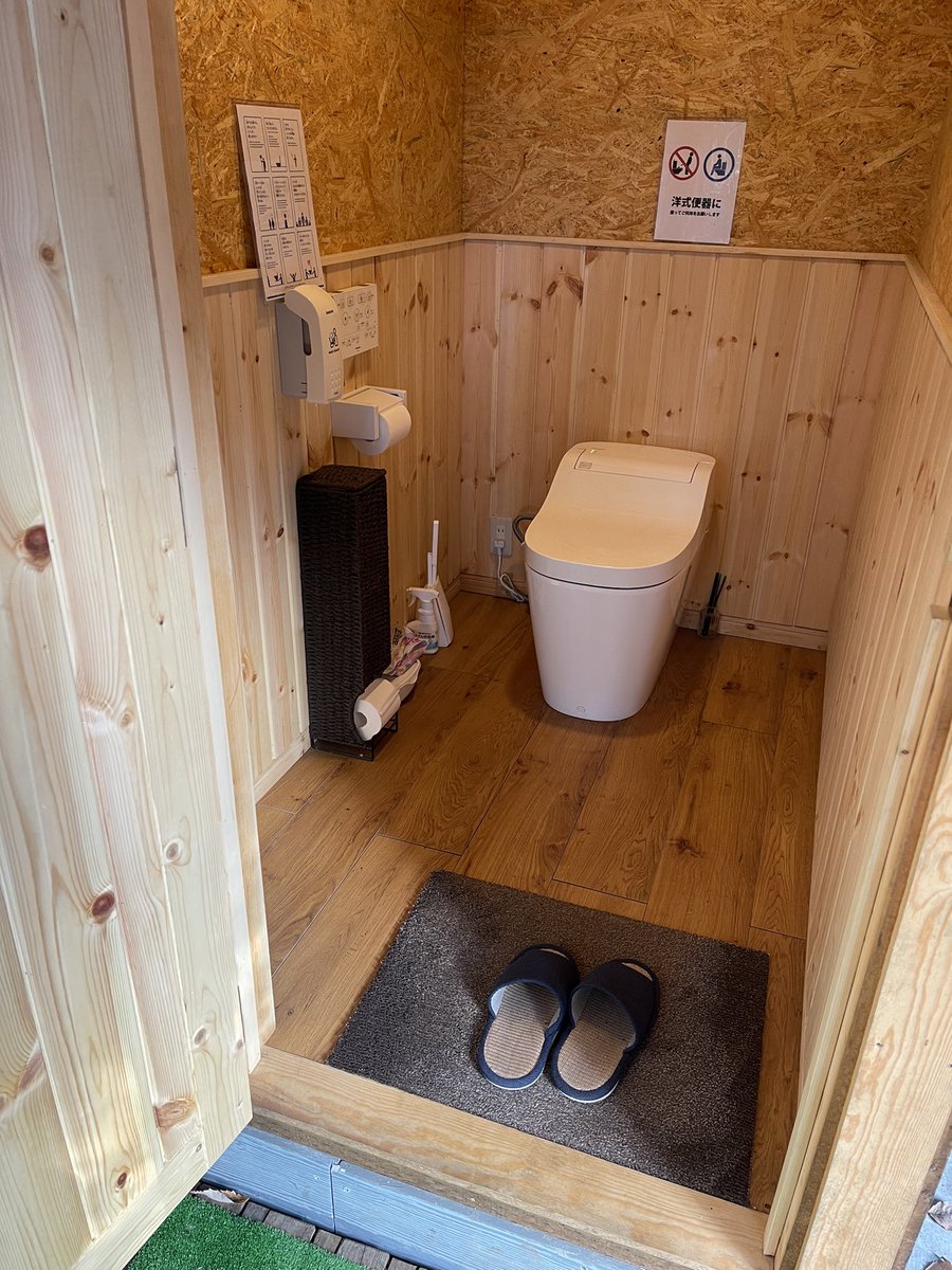 Matsumaz's tweet image. 炊事場は随所に点在していてシャワー室とトイレがキレイ!
キャンプ場で冬に暖房便座とウォシュレット使える幸せ☺️ #キャンプ場 #PokemonGOARPlus #紅葉