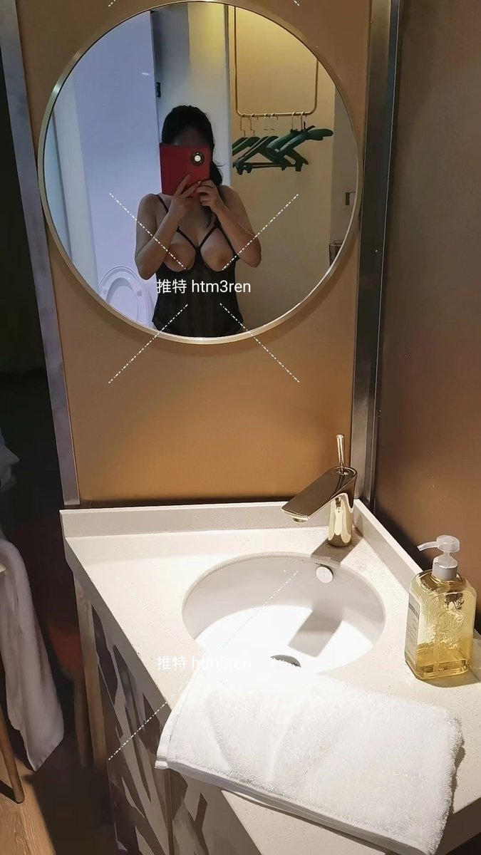 嘻嘻，和他出去，就回来酒店，烦吧 https://t.co/Jyauw4kkHf