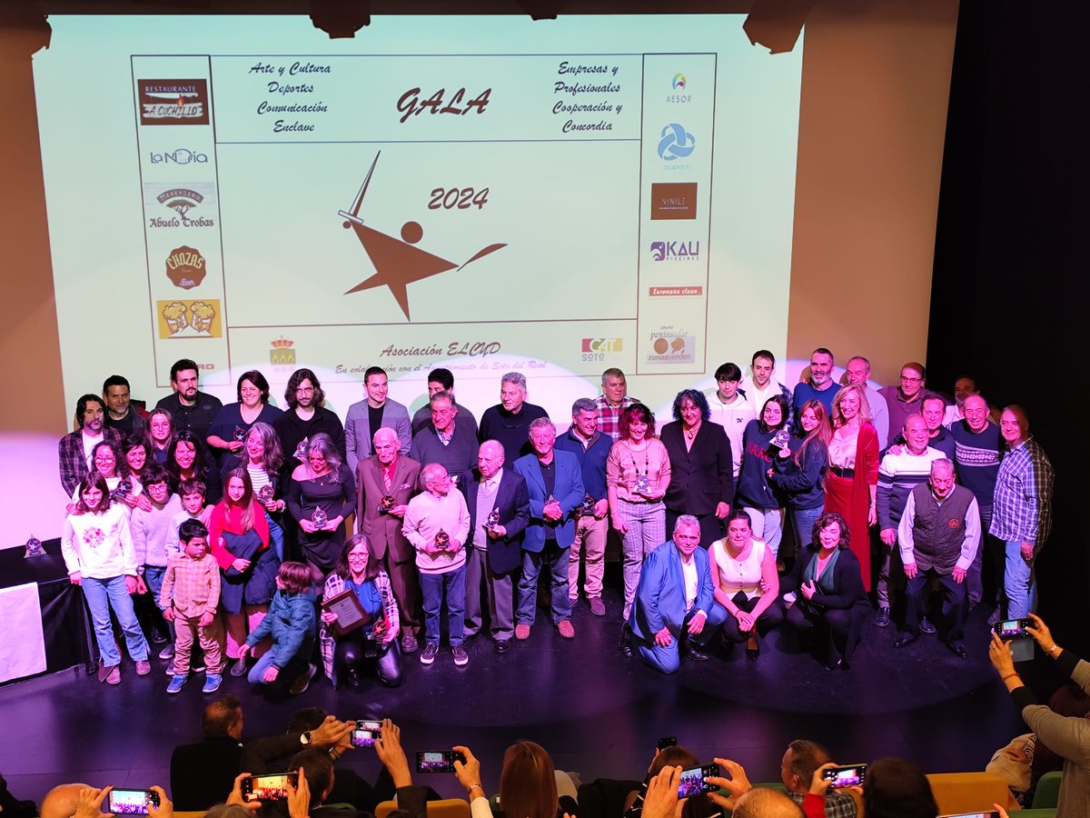 Rugby_SRRC's tweet photo. El sábado 30 de noviembre, acudimos a recoger nuestra nominación a la gala anual que celebra la Asociación ELCYD, en Soto del Real. Muchas gracias por valorar el trabajo de nuestro club estos años #SRRC #Rugby
@aytosotodelreal @PoceriaHermo @LaCabanadeSoto @SotoalDia https://t.co/CdwmXGlf2G