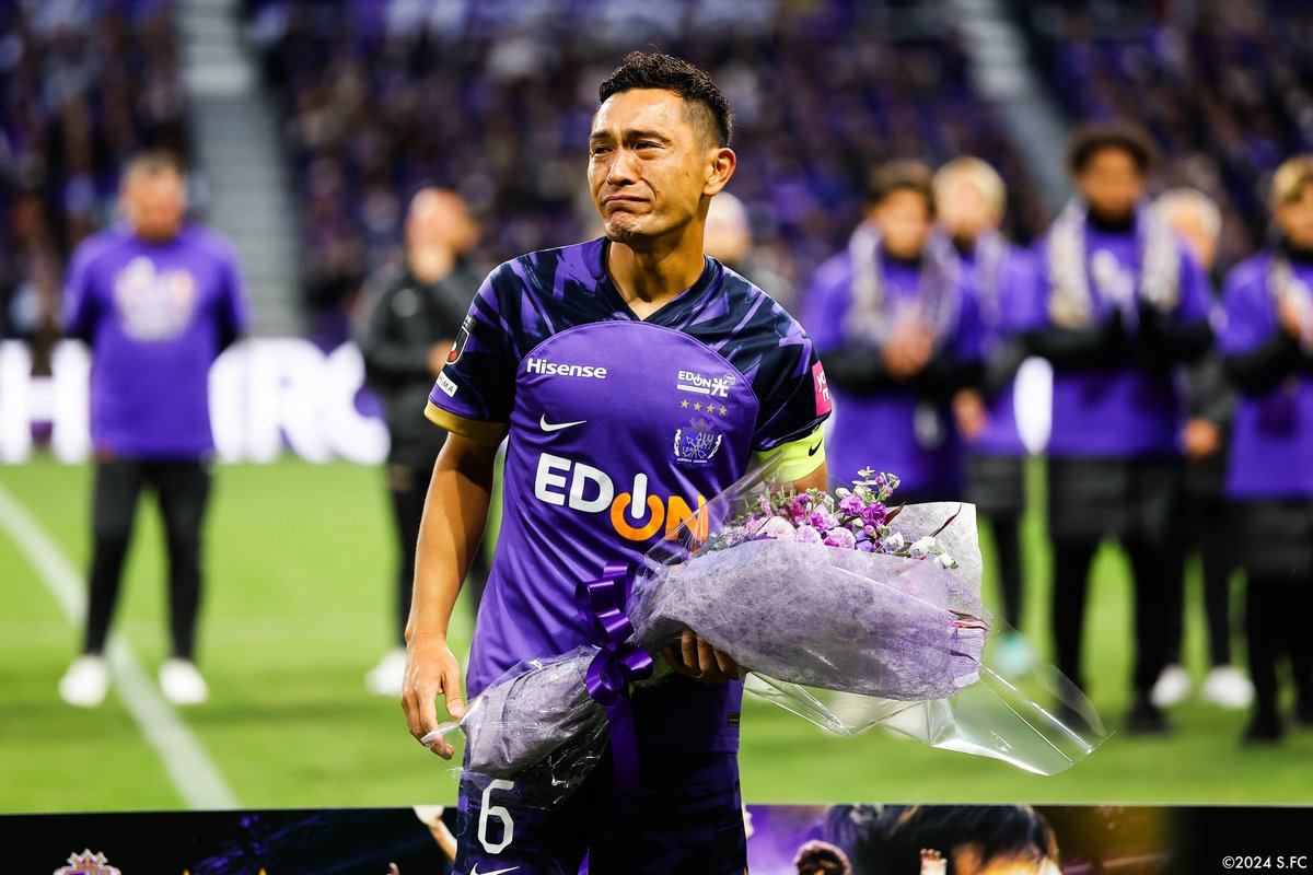 sanfrecce_SFC's tweet photo. ありがとう、我らのバンディエラ

#ありがとう青山敏弘 #青山敏弘
#sanfrecce | #シンぶちあつ! | #Jリーグ | #広島札幌 https://t.co/FGnMzcyxwl