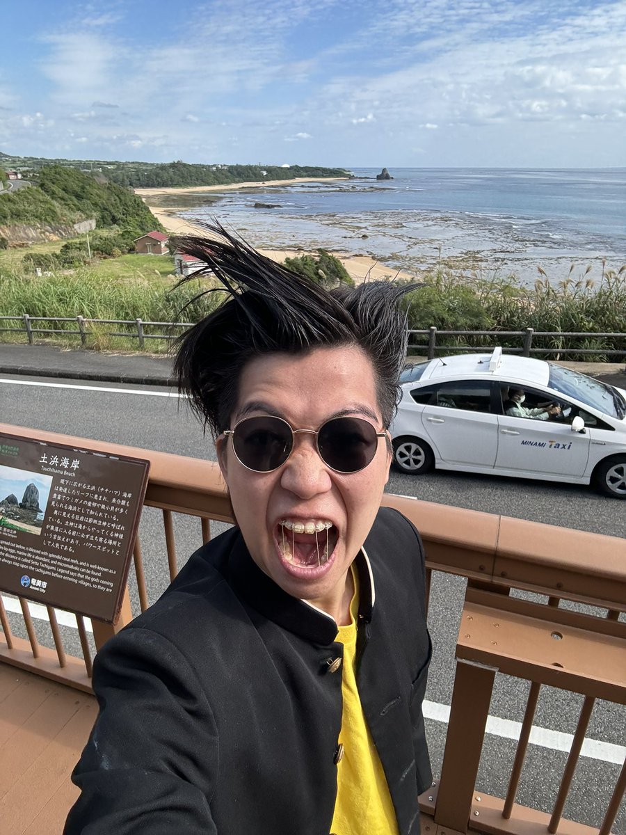 menchiniki's tweet photo. 【ご報告】
　本日、奄美大島で財布を落としました。
　冬のボーナスを全額入れてました。計45万円の損失です。頭が真っ白になりました。
　最後に見たのはこの写真を撮った時。半泣きで警察に向かったが、正直諦めてました。
　しかし、財布は届いてました。中身を確認すると全額無事でした。
　都会ではありえない話。この島の1番の魅力は海でもマングローブでもない。島民の優しさこそ奄美の宝だ。