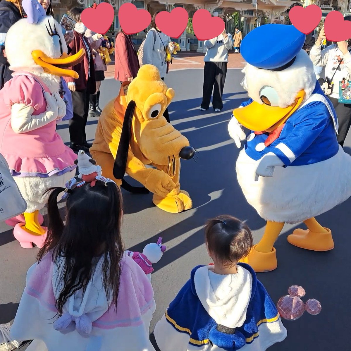onpu923's tweet photo. 皆様お元気でしょうか⁉️あっという間に2024年も残すところ1ヶ月💦今年ぜーんぜん投稿しないままおわってしまう🤣と思って、ひっっっっっさしぶりにディズニーで愉快なリース耳つけて自撮りしたので、たまには載せとくね💕笑🎄
娘たちもディズニー好きに元気に育っております🩷笑🩵良いお年を😚 https://t.co/EJ1rLE7xKv
