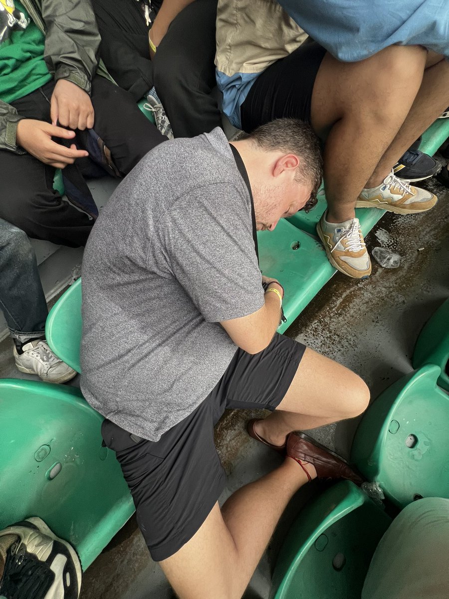 andkdptr's tweet image. wake me up when December ends