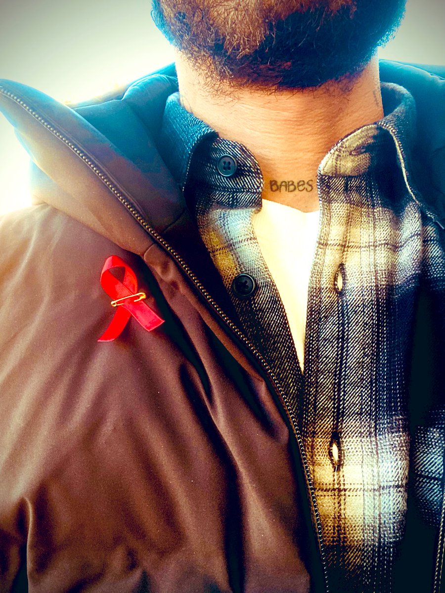 Mon première amour(eux) est mort de suites du #SIDA dans les terribles années 90. 

Il était beau, intelligent et tellement drôle ! Nous apprenions à peine à être des hommes mais nous avions déjà le visage d’une génération condamnée à disparaître devant le regard impassible de