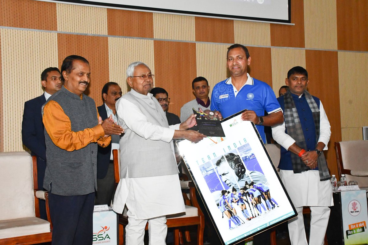 TheHockeyIndia's tweet photo. Some 📸 from the felicitation ceremony for the Indian Women's team for winning the Bihar Women's Asian Champions Trophy, 2024 awarded by the Honourable Chief Minister of Bihar, Shri Nitish Kumarji here in Patna today.
#BWACT2024 #IndiaKaGame #hockeyindia https://t.co/iIOllV8lFn
