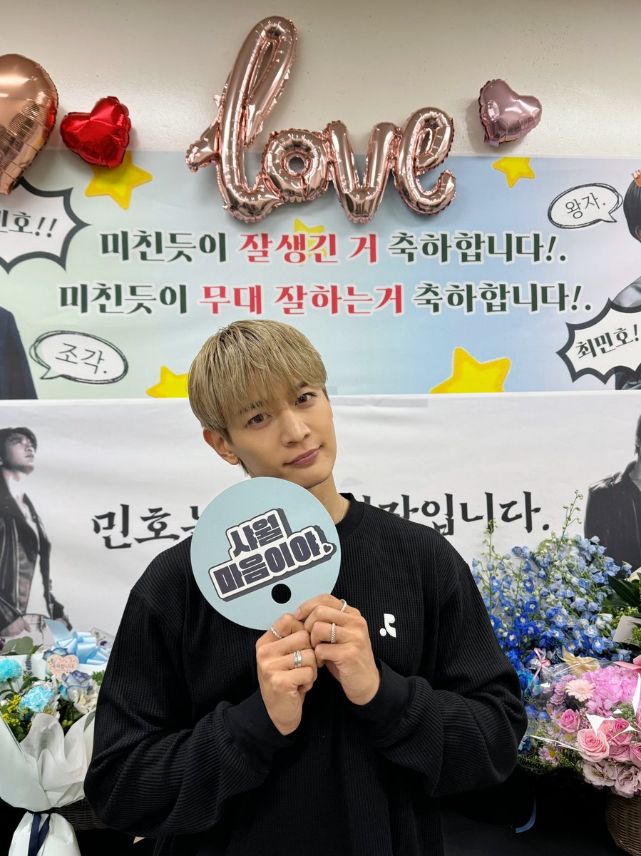 SHINee's tweet photo. 샤월의 부름에 민호는 언제나 CALL BACK🩵 
언제나 SHINee WORLD right💎

#MINHO #민호 
#SHINee #샤이니
#2024MINHOCONCERT #MEANOFMYFIRST
#민오브마이퍼스트 #민호마이퍼스트 https://t.co/k3LM5eL8HB