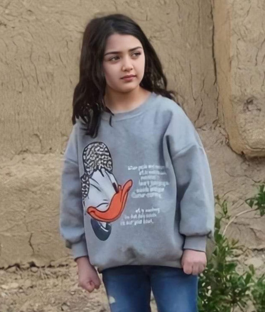 ألأصول ما حد يتعلمها ،  يـا تتربى عليها ؛
يـا تعيش طول عمرك تسمع فيها.
