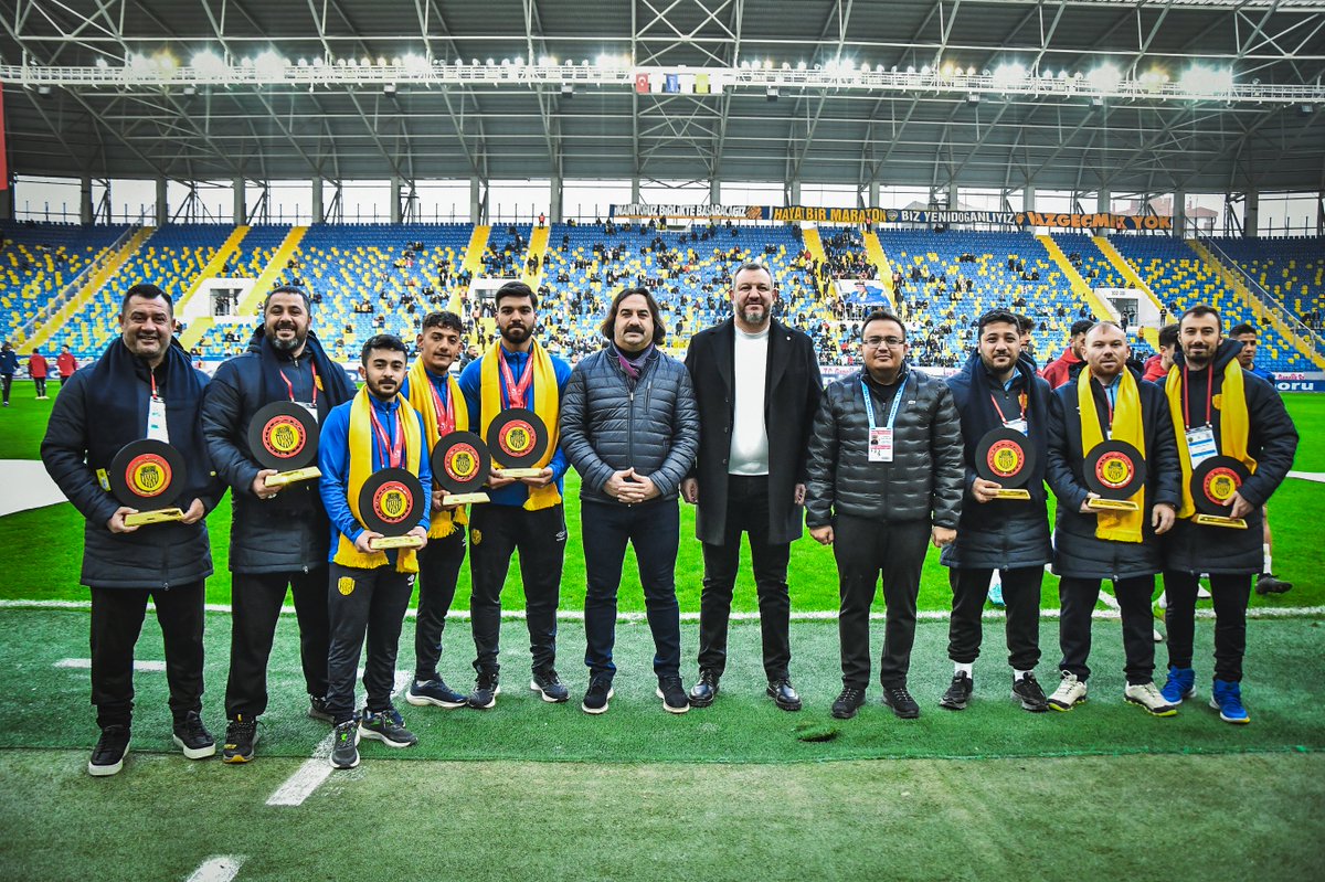 Ankaragucu's tweet photo. Başkanımız İsmail Mert Fırat, Siltaş Yapı Pendikspor karşılaşması öncesi; Gençler ve U23 Halter Avrupa Şampiyonası'nda göğsümüzü kabartan sporcularımız Ertuğrul Seçgin, Engin Kara, Enes Çelik ile halter, boks, güreş ve badminton branş antrenörlerimiz Ertan Mert, Halil İbrahim Turan, Hakan Yıldırım, Fevzi Çakmak ve Mehmet Tolga Dural'a başarılarından ötürü plaket takdim etti.