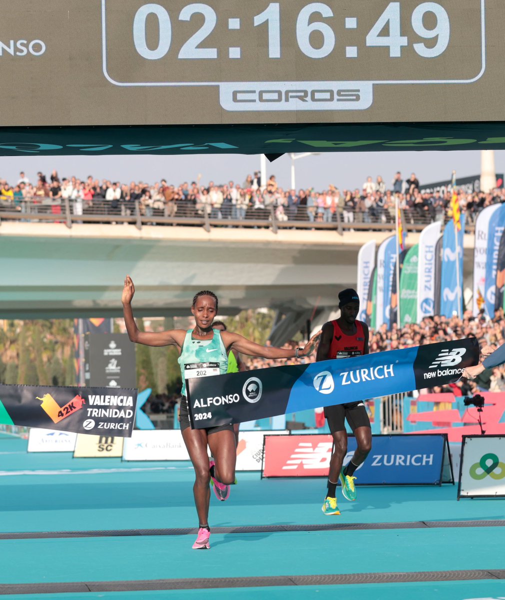 AjuntamentVLC's tweet image. 🔶Assistim a l'eixida i l'arribada de la #MaratónValència 🏅!

👟 Vora 35.000 persones🏃‍♀️🏃🏼 han participat en la prova que té l'etiqueta de platino de la #IAAF i és una de les 5 millors maratons del món🌍 .

🤝 Una marea solidària pels qui han patit per la #DANA.

#42KValència