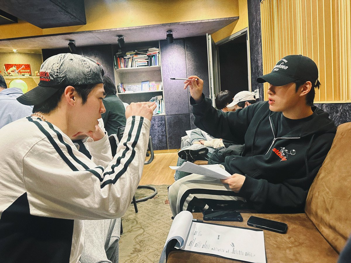 OmegaX_members's tweet photo. [#OX]

To. 
녹음실🎵

#OMEGA_X #오메가엑스 
#재한 #JAEHAN https://t.co/L65Zo6iSZa
