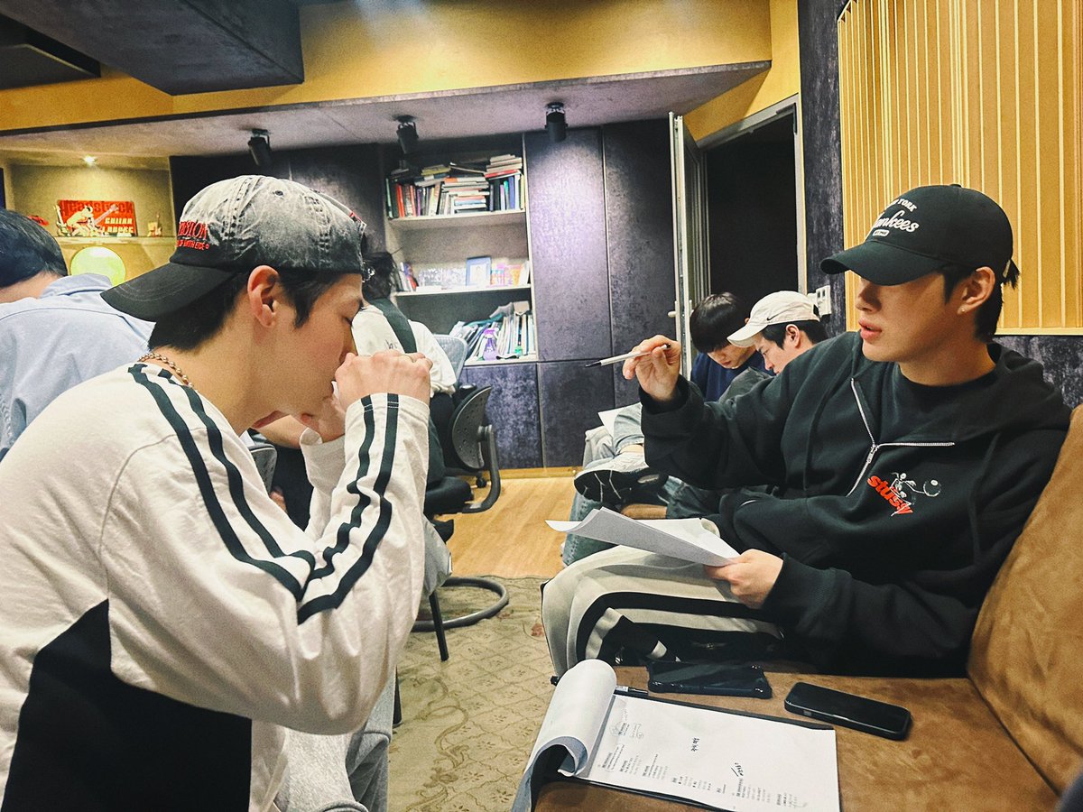 OmegaX_members's tweet photo. [#OX]

To. 
녹음실🎵

#OMEGA_X #오메가엑스 
#재한 #JAEHAN https://t.co/L65Zo6iSZa