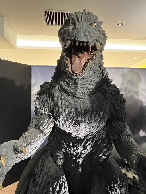 ゴジラ博!おデート!明日最終日だけど全然めちゃくちゃ混んでた、流石ですね2枚目はなんかいい感じに撮れた気がする 
