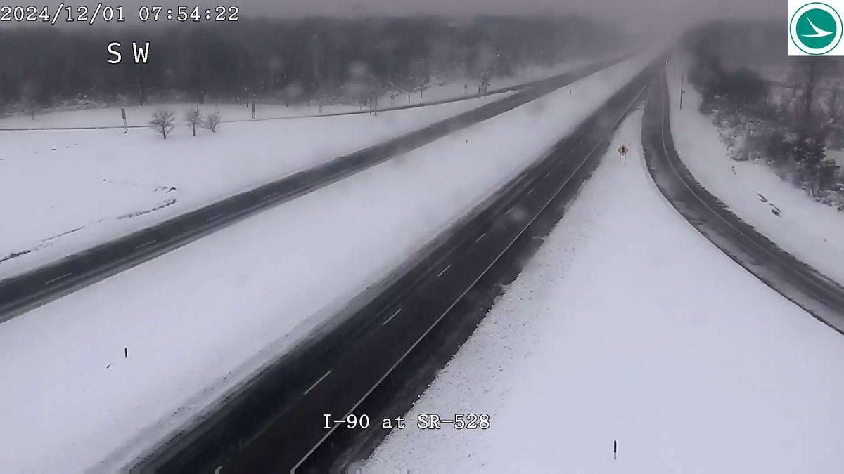8AM: The lake effect machine is back for northern Ashtabula County and eastern Lake County. The first image is I-90 at the county line. The second is just 2 miles to the west. More than 170 crews remain out statewide. Give them room to work. #ODOTwinter
