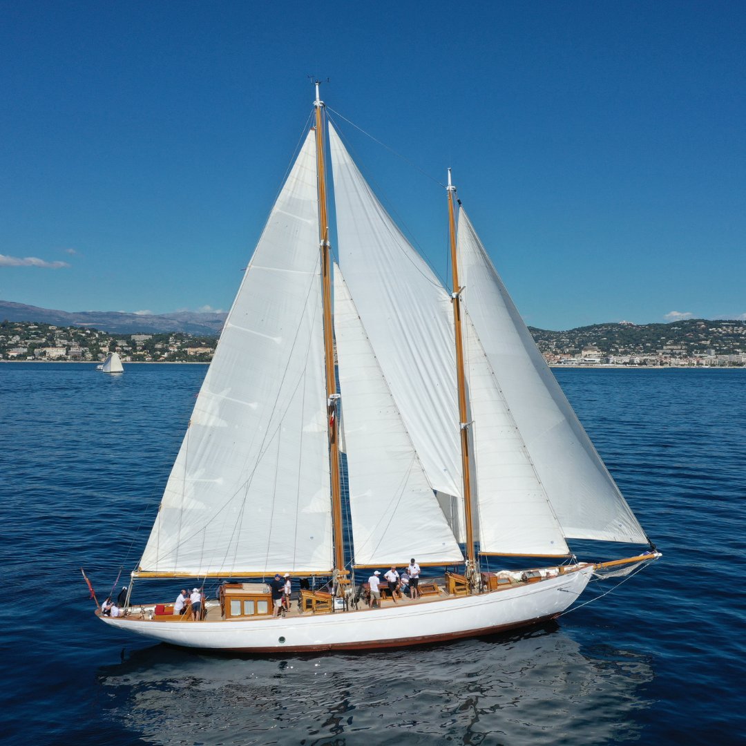 ⛵ Magical memories make the best gifts! This year, surprise someone special with a classic regatta experience! Check bio for the 2025 regatta calendar!

🎥 Grégory BOUVENOT - French Riviera Drone 

#sailing #regatta #sailboat #ocean #travel #classicregatta #classicyacht