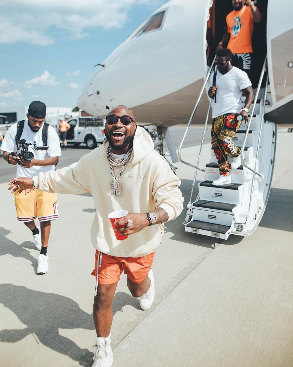 Damselllllllll's tweet photo. Is Davido the Biggest artiste in Africa? https://t.co/5bY5roGjja